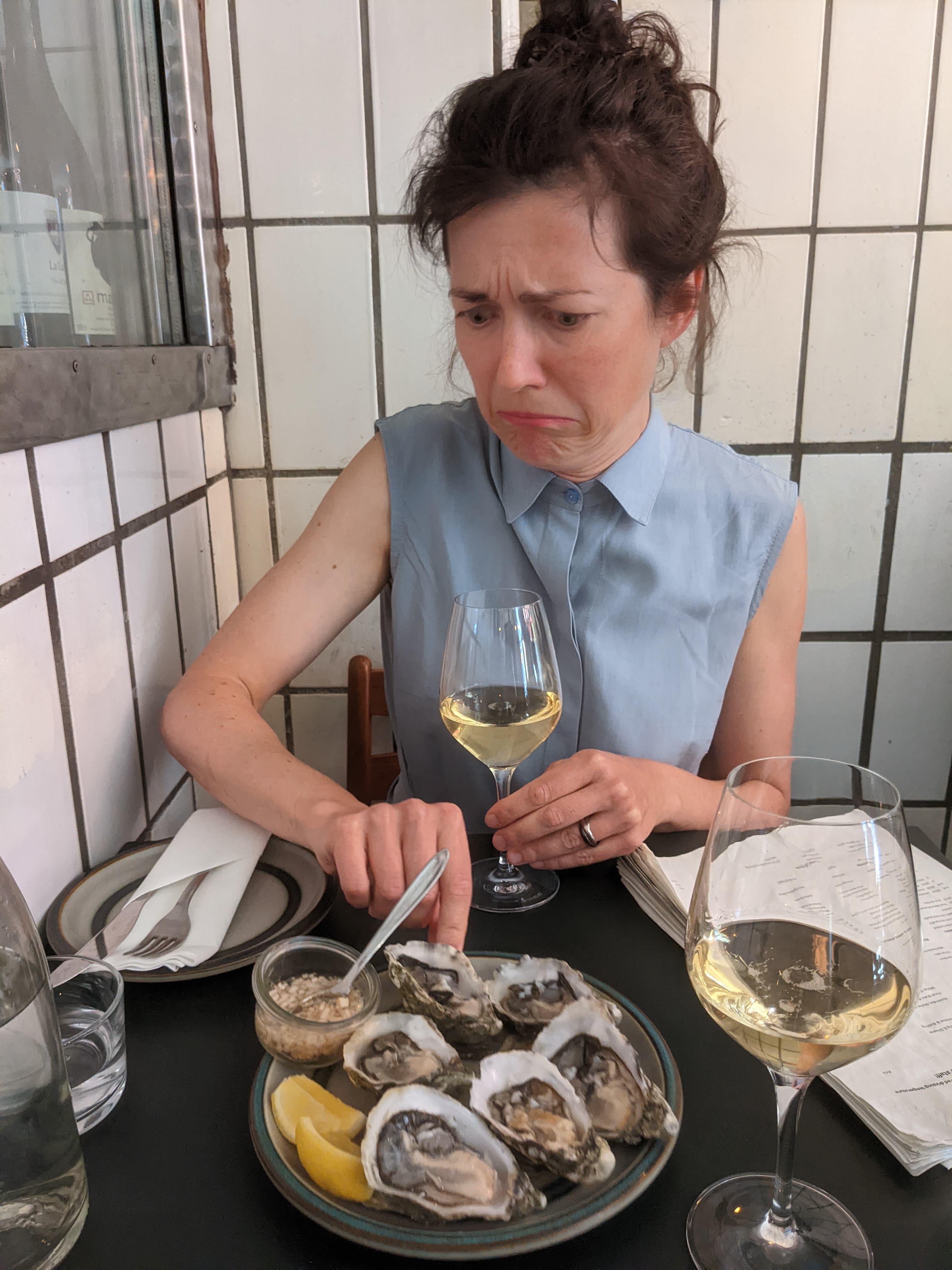 Alexandra mit Austern und Sekt