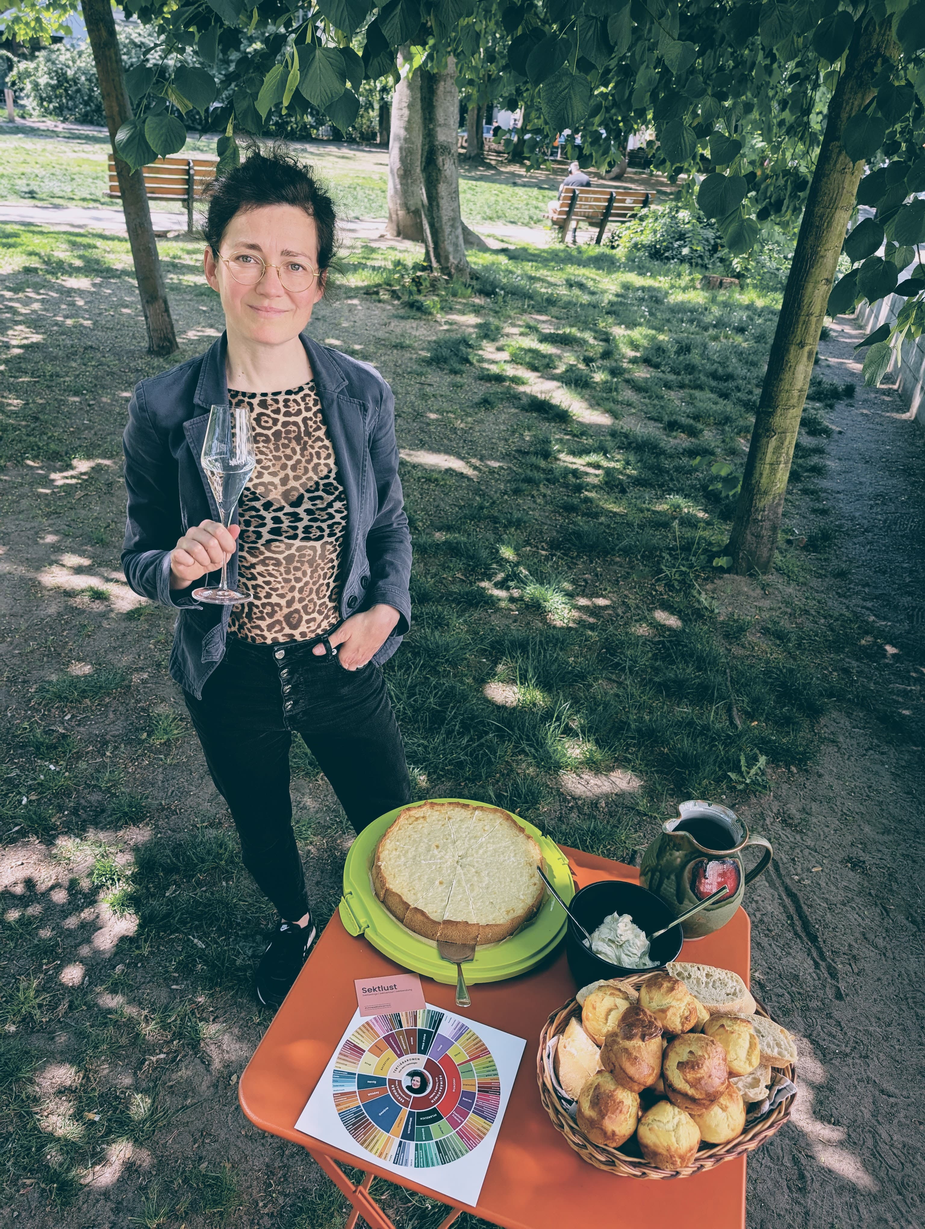 Catering im Park mit gedecktem Tisch und Sekt.