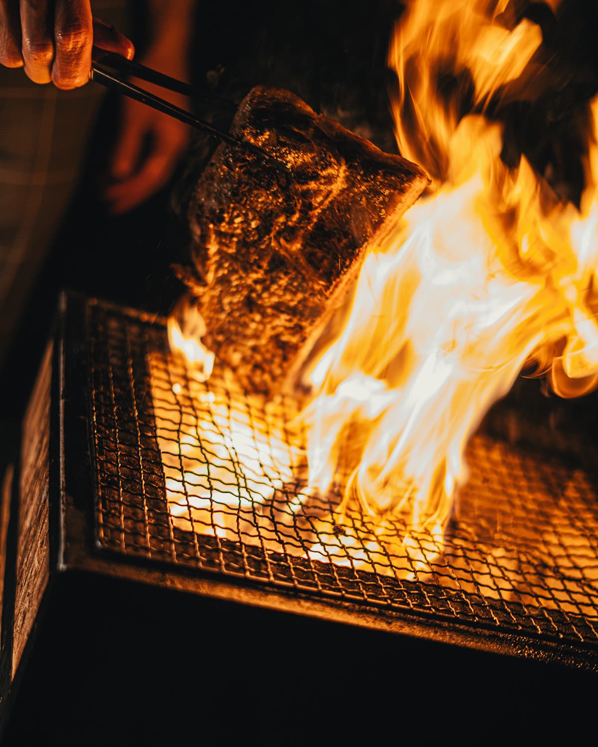 Grill mit verschiedenen Speisen.