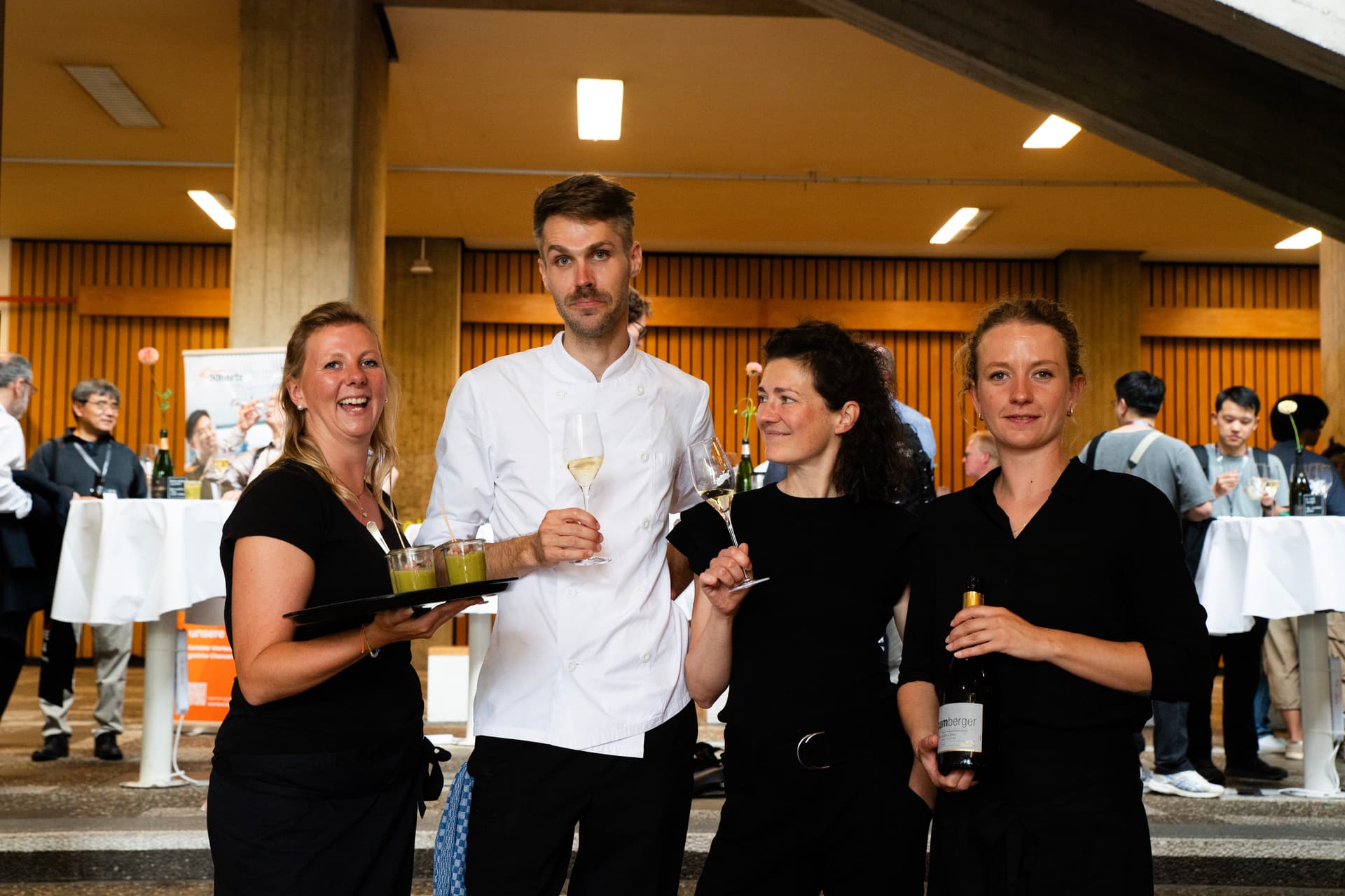 Elegante Sektgläser und kulinarische Köstlichkeiten beim Event