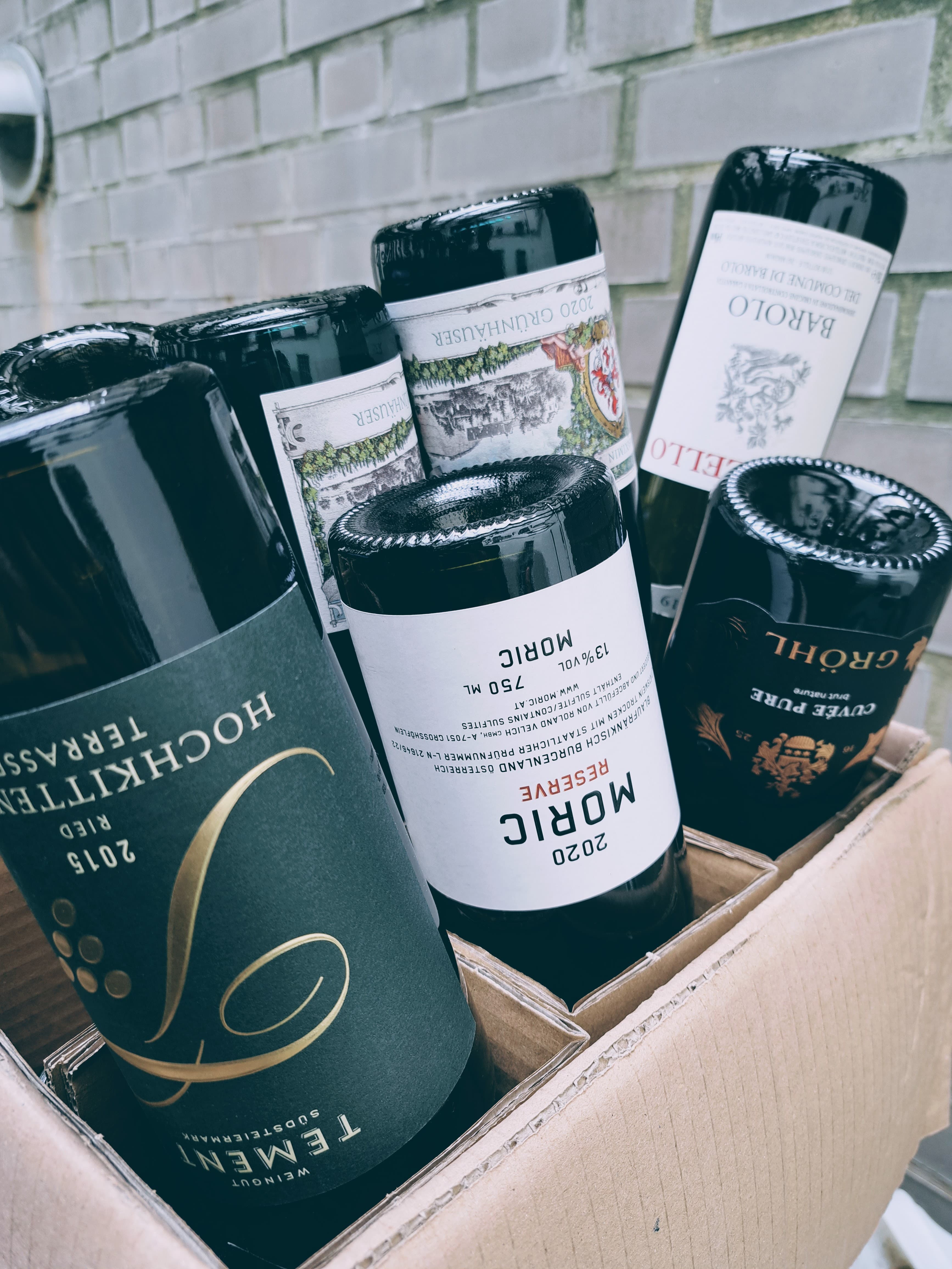 Leere Sektflaschen nach einer Veranstaltung.