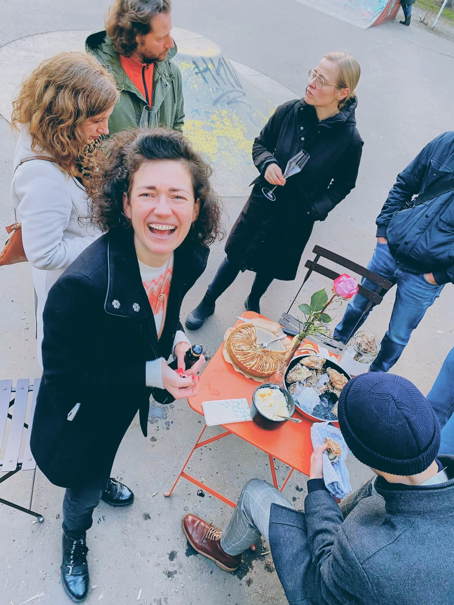 Geburtstagsfeier im Park mit Gästen.