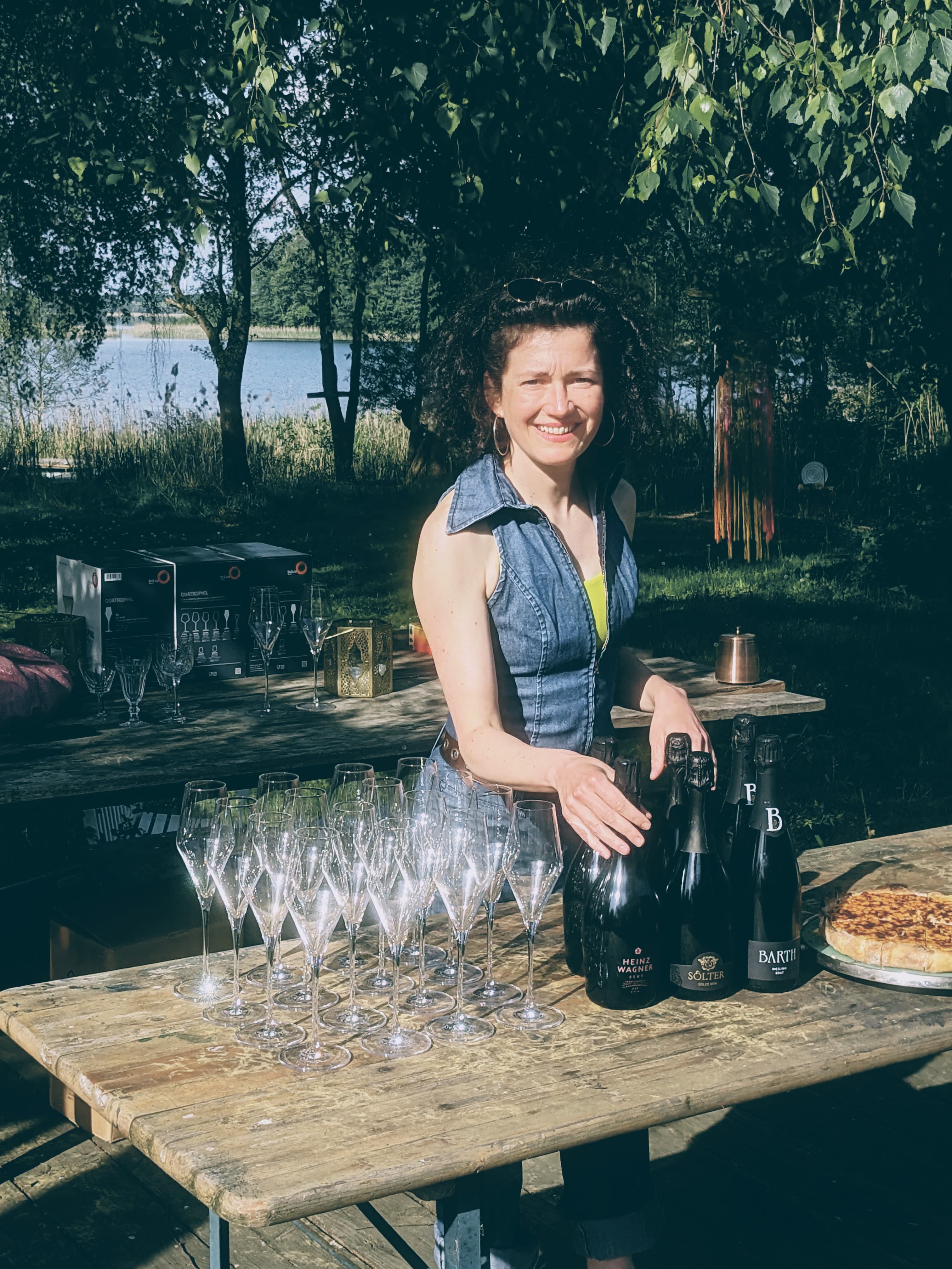 Pehlitz-Event mit Gästen und Sekt.