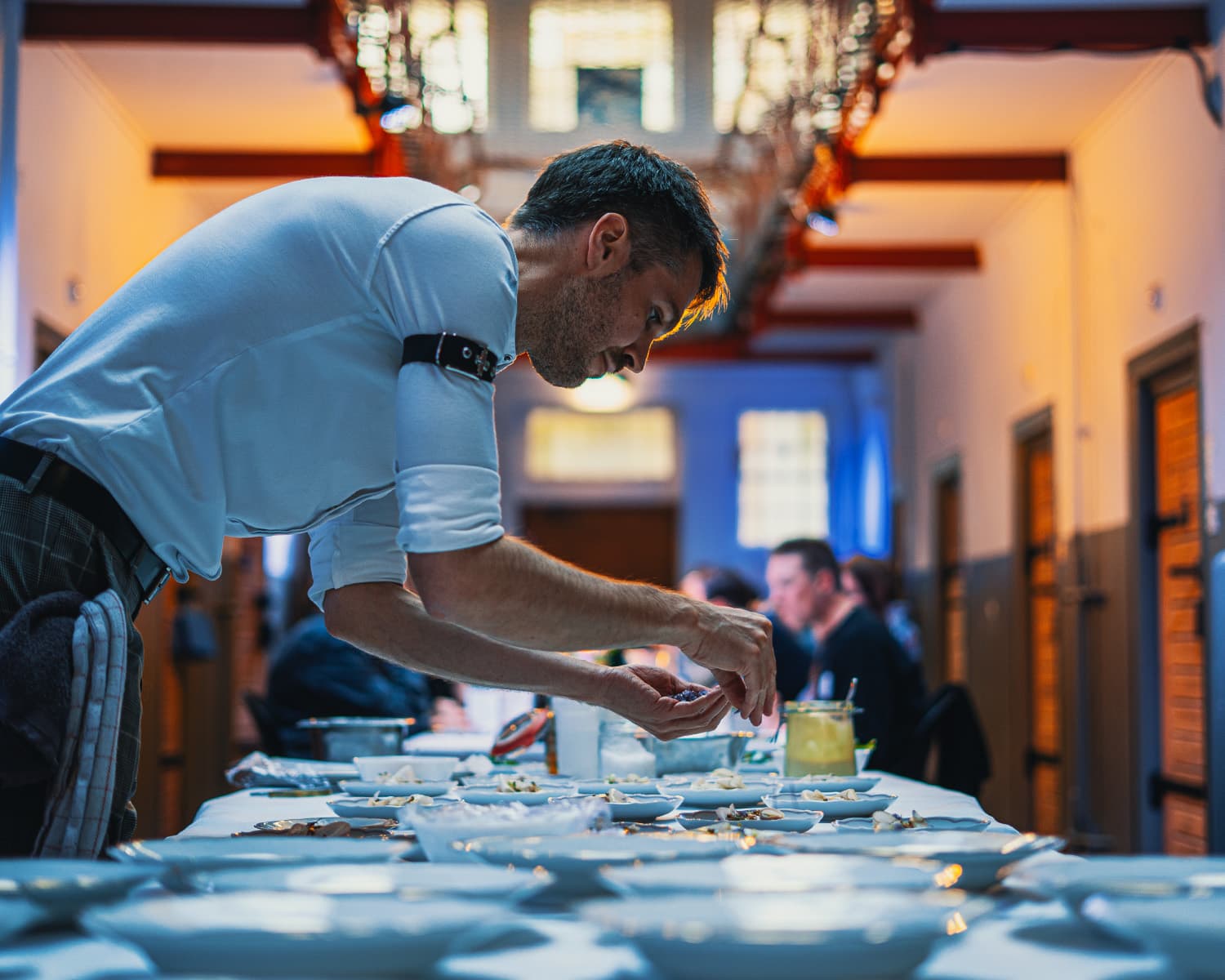 Philip richtet Speisen an.