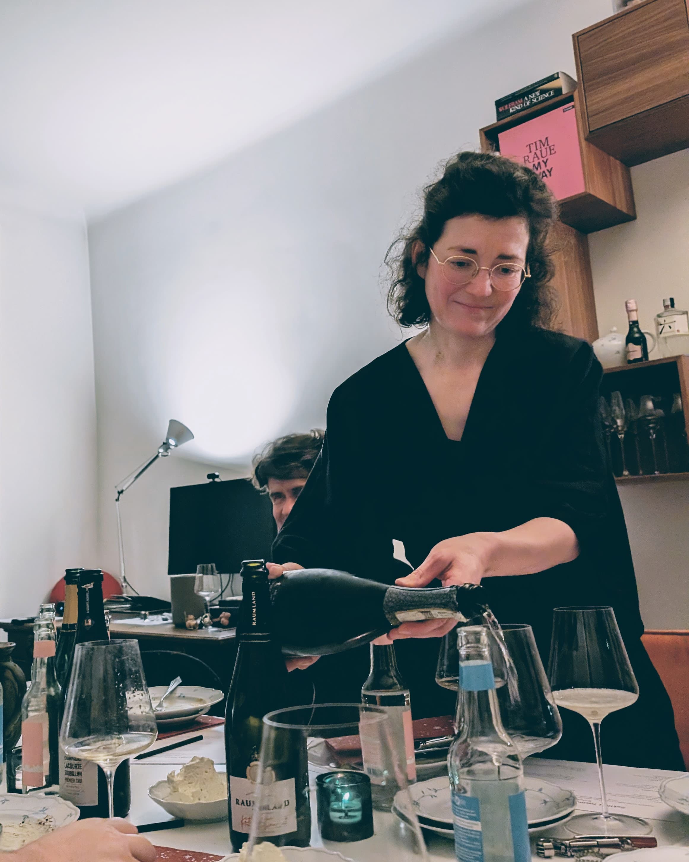 Sekt wird zuhause eingeschenkt.